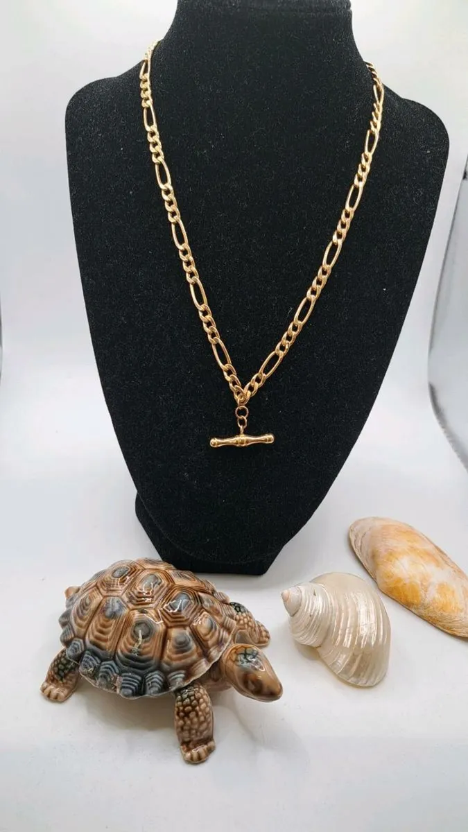 9ct gold yellow gold figaro chain T-bar - Image 3