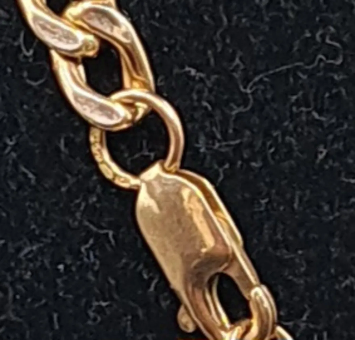 9ct gold yellow gold figaro chain T-bar - Image 4