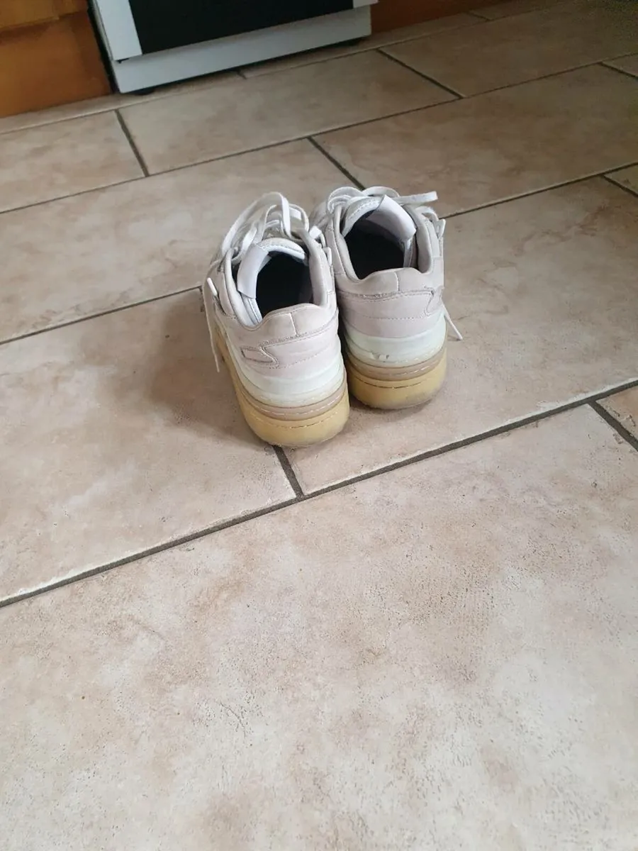 Size UK 6.5 Adidas Runners - Image 2