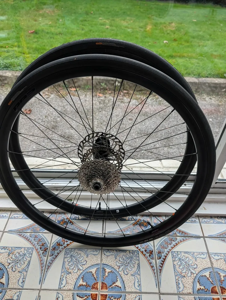 Giant PR2 wheelset with new Shimano 105 12 speed - Image 1