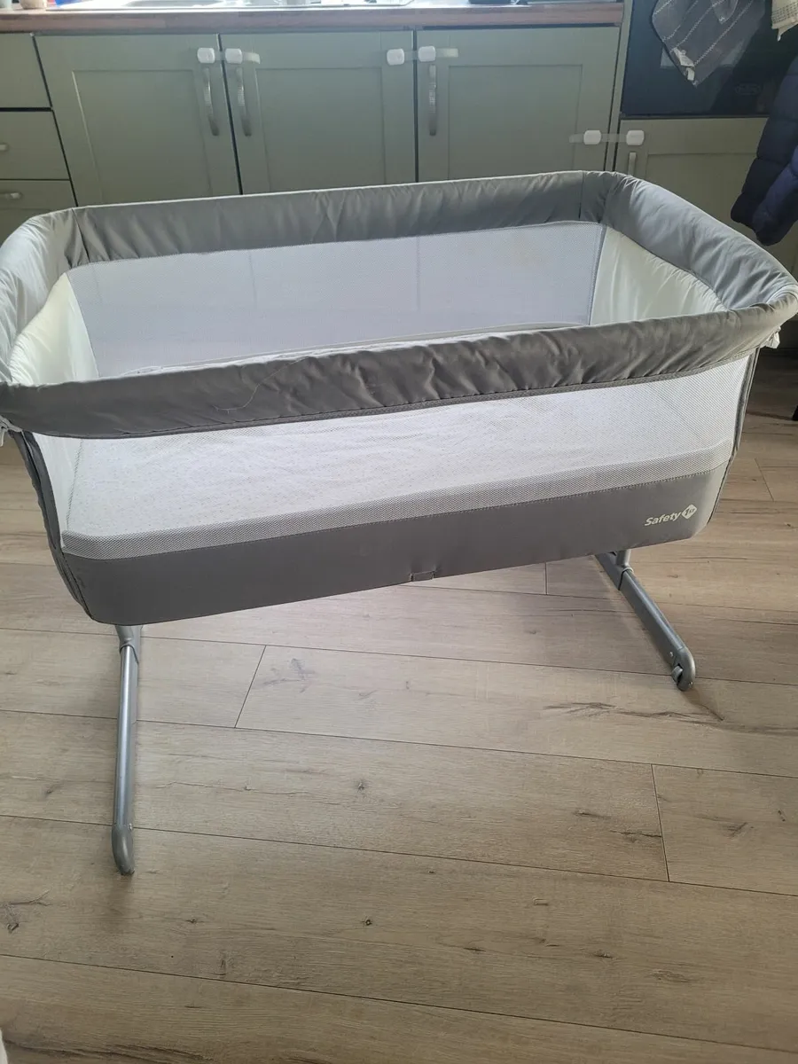 Next to me cot - Image 1