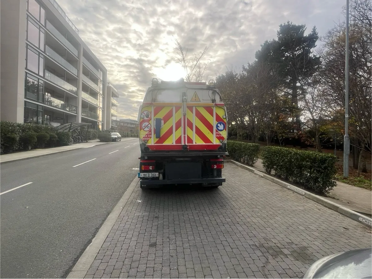 Road sweeper 2019 - Image 2