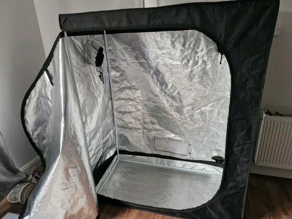 Indoor gardening grow tent - Image 1