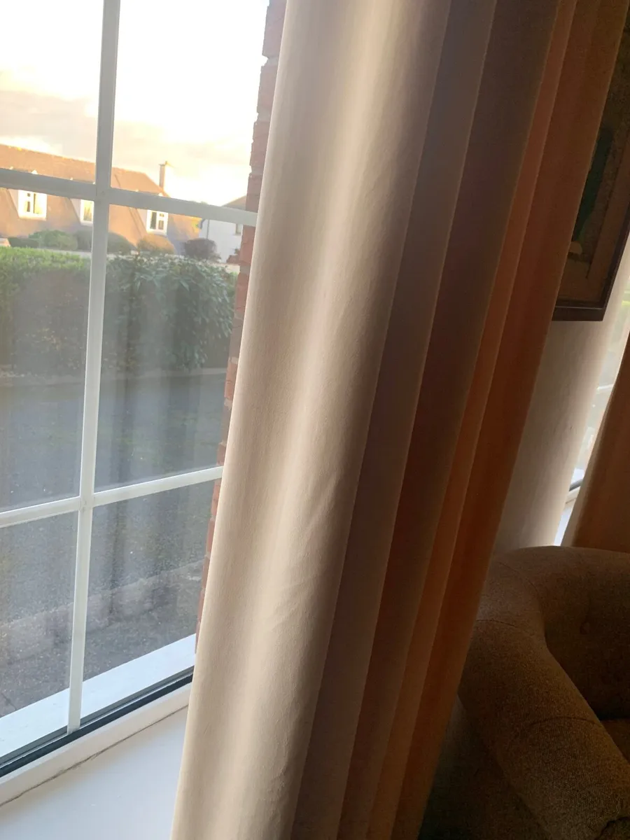 2 pair gold curtains - Image 2