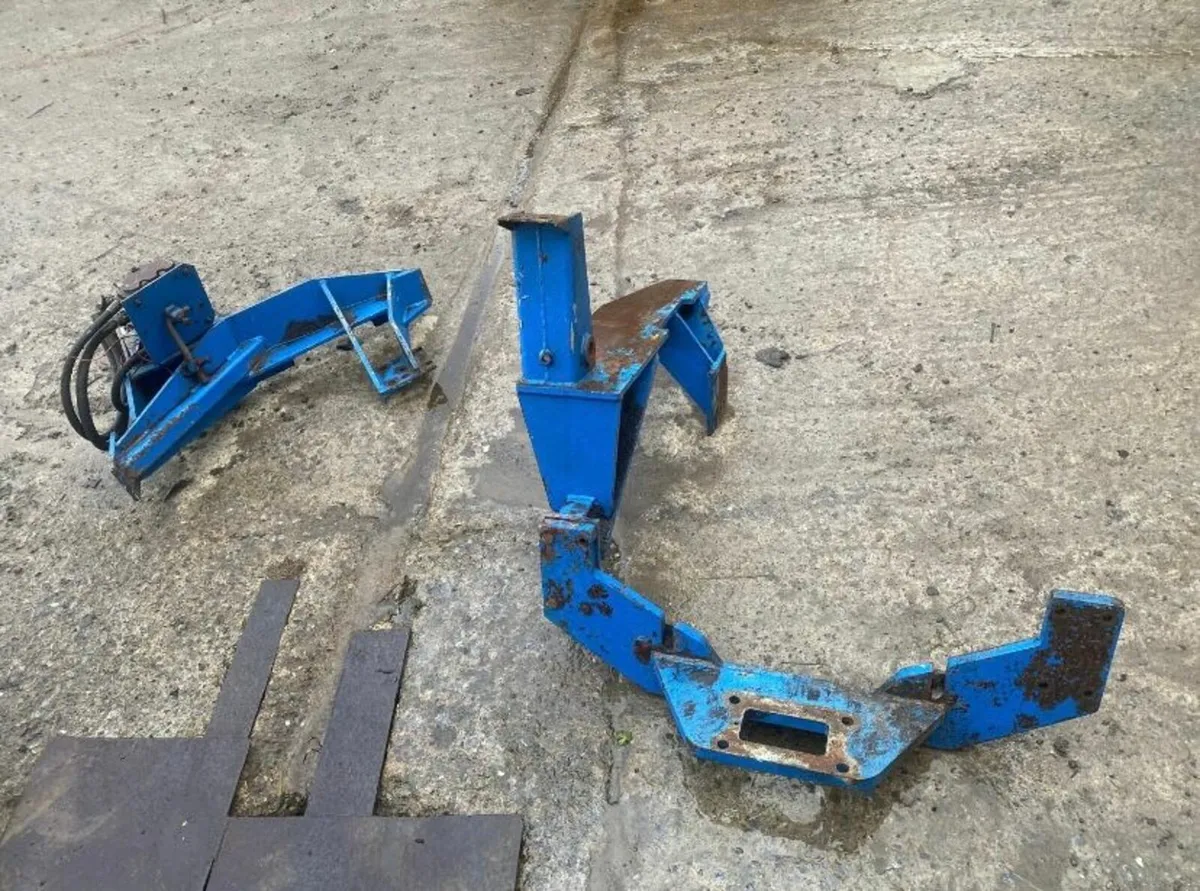 Loader with brackets - Image 1