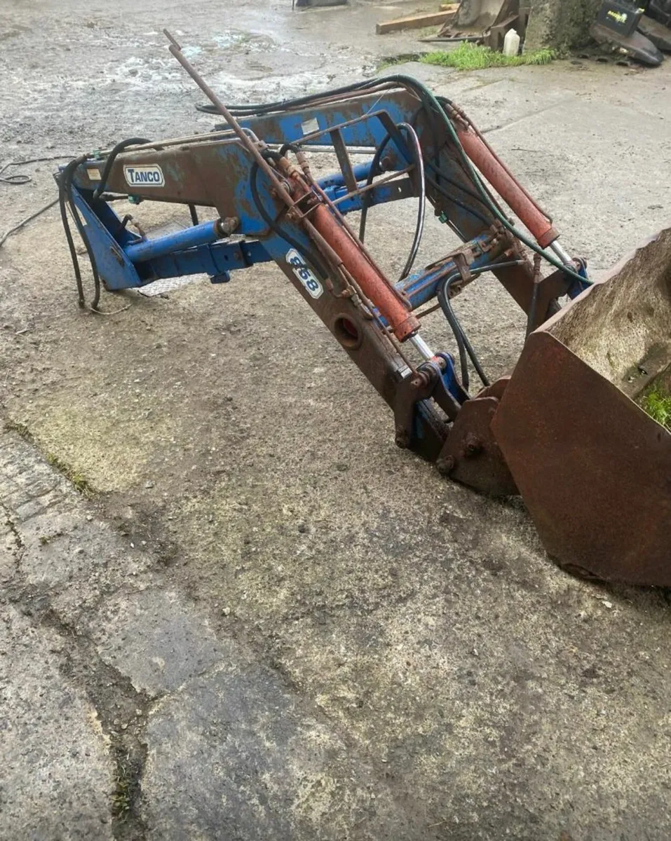 Loader with brackets - Image 2