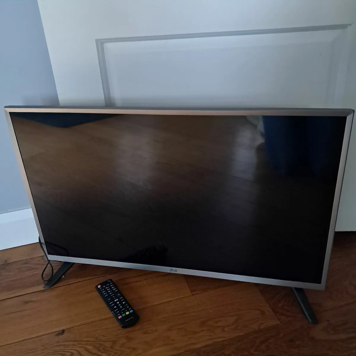 32" LG Smart Tv - Image 2