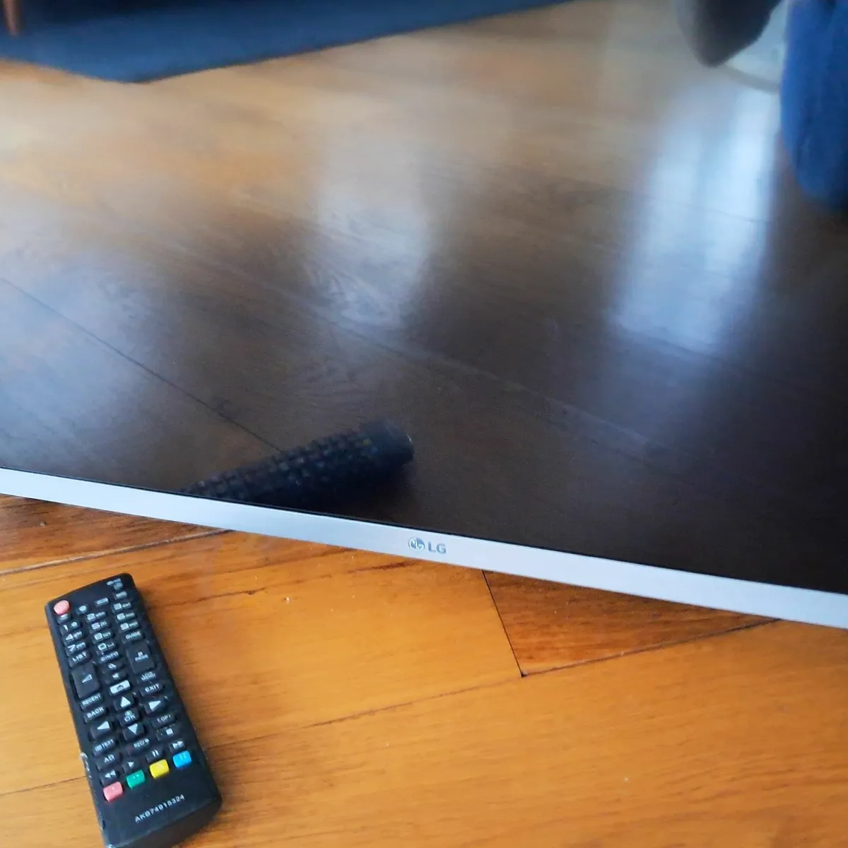 32" LG Smart Tv - Image 3