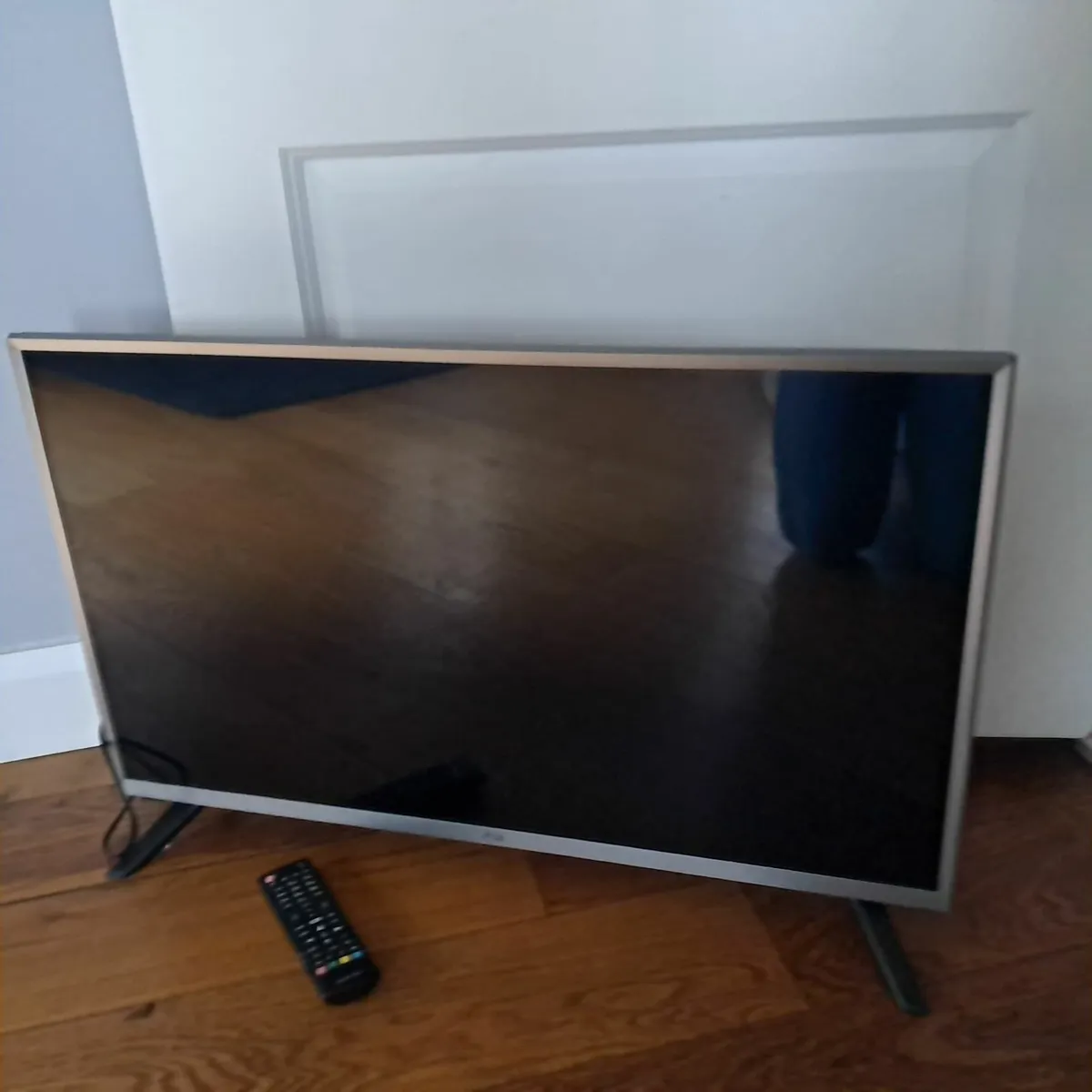 32" LG Smart Tv - Image 4