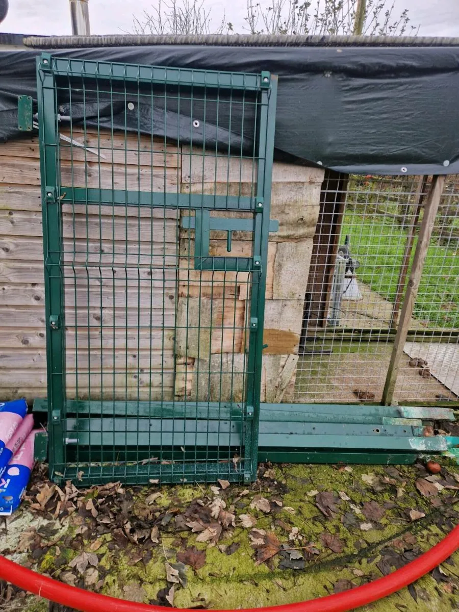 Dog Pen gate + 8No posts - Image 1