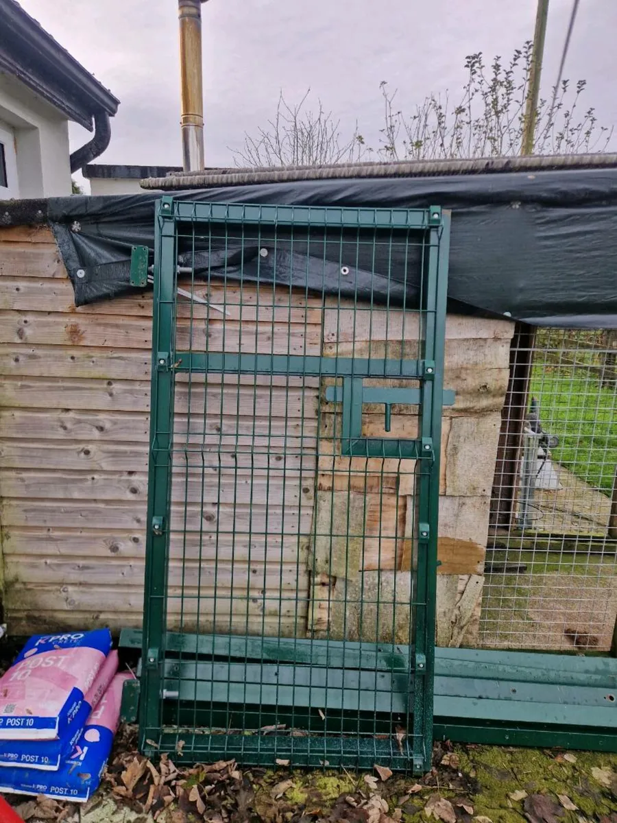 Dog Pen gate + 8No posts - Image 2