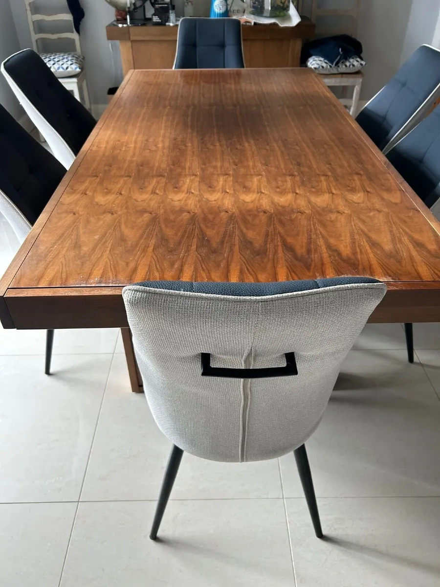 Dining table - Image 1