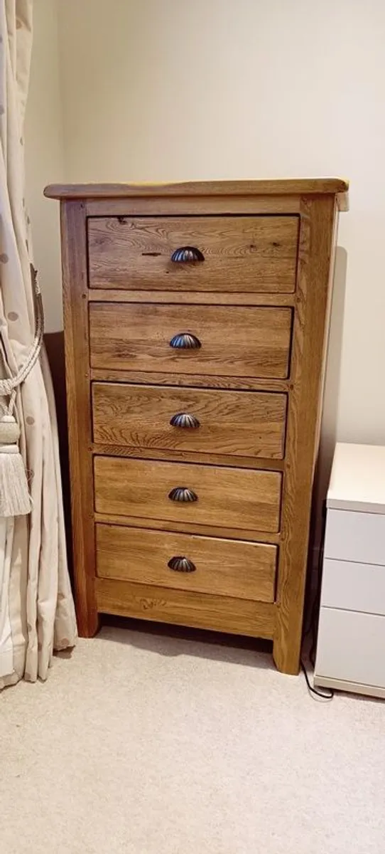 Solid oak chest of drawers - Image 1