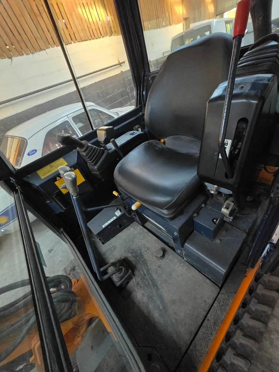 Hanix 1.5 ton mini digger - Image 2