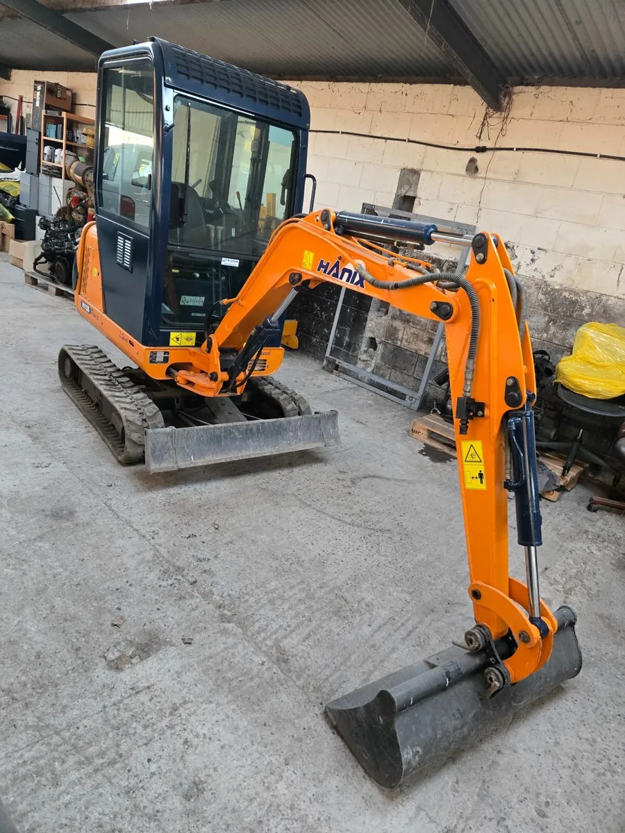 Hanix 1.5 ton mini digger - Image 1