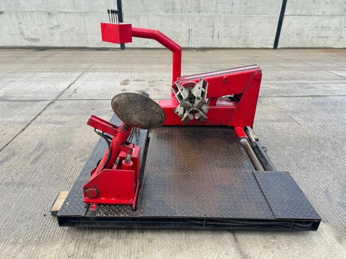 240v COMMERCIAL TYRE CHANGING MACHINE - Image 1