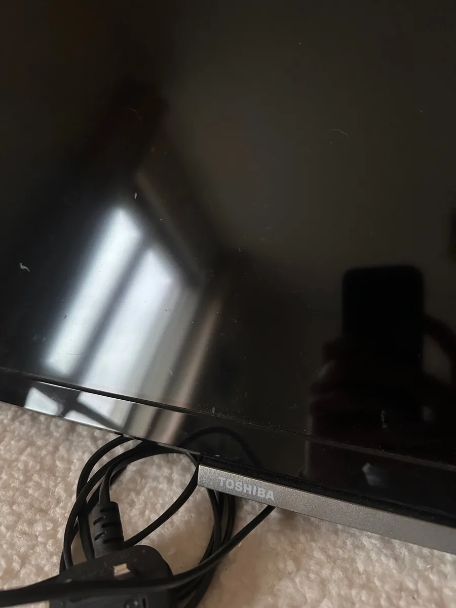 Toshiba Smart TV - 32in - Image 2
