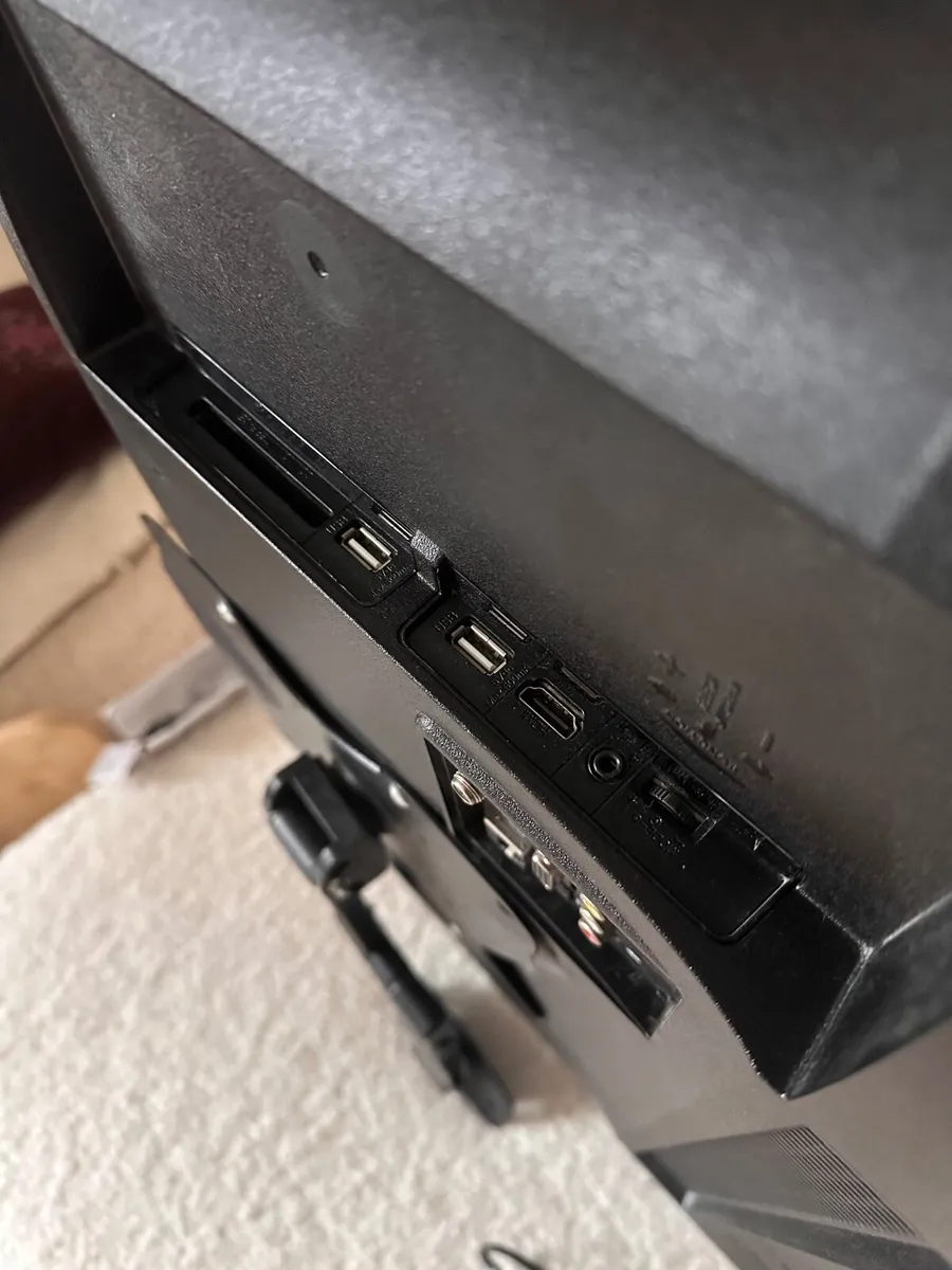 Toshiba Smart TV - 32in - Image 3