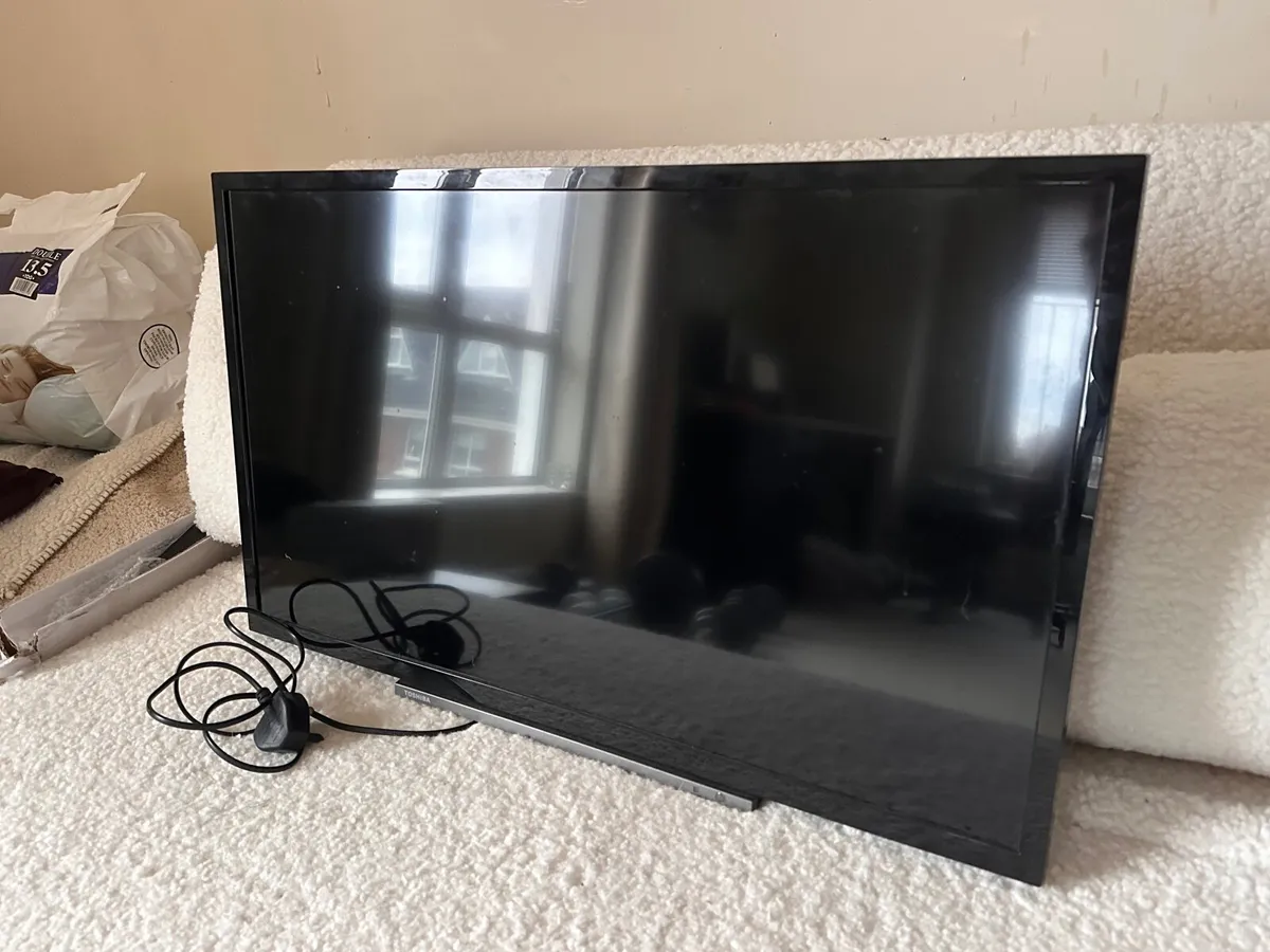 Toshiba Smart TV - 32in - Image 1