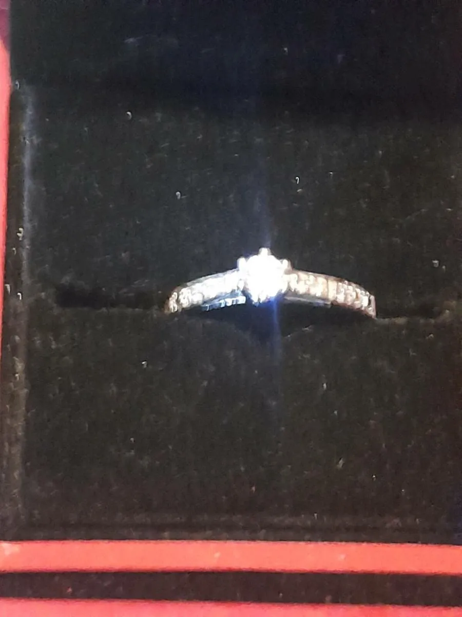 Forever Diamond ring with cert in gift box - Image 3