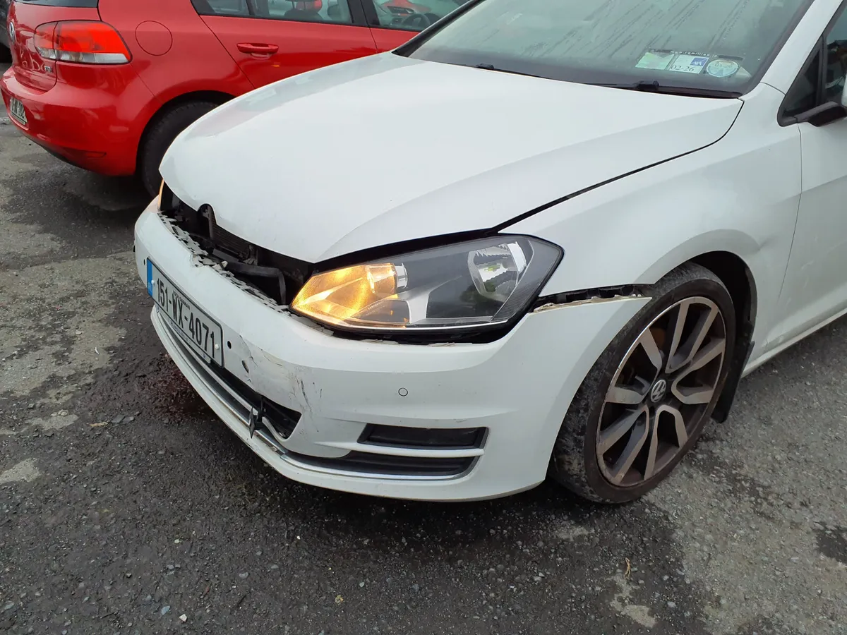 2015 Volkswagen Golf R - Image 2