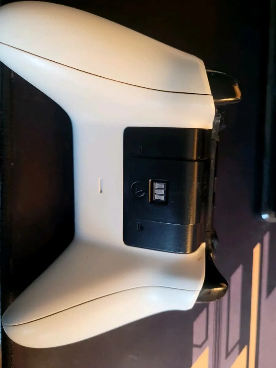 2 rechargeable xbox one controllers - Image 2