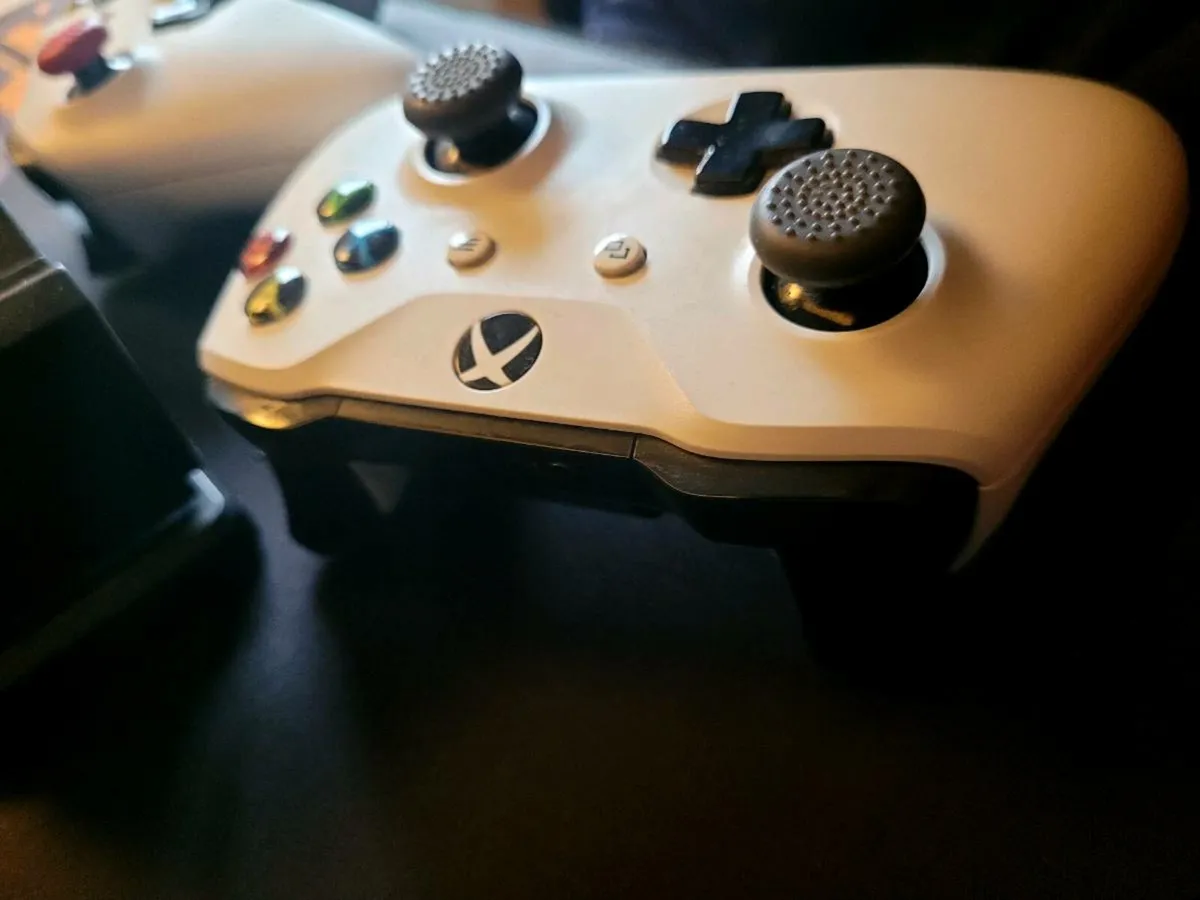 2 rechargeable xbox one controllers - Image 3