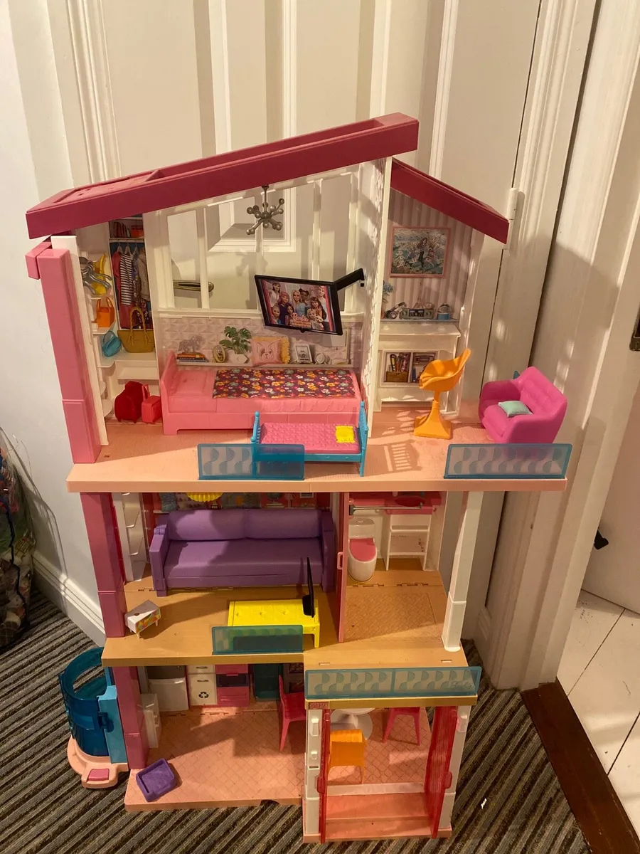 Barbie Dreamhouse and accessories - Image 1