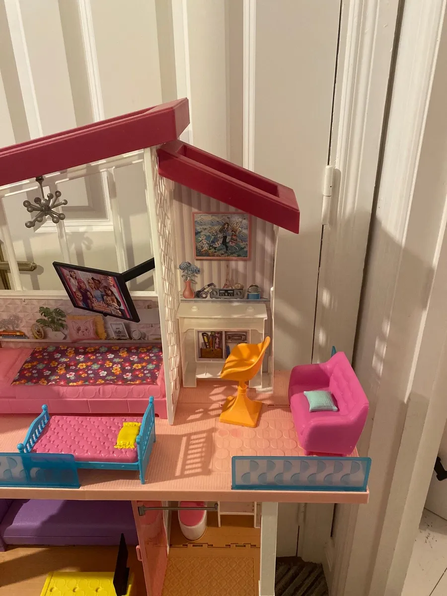 Barbie Dreamhouse and accessories - Image 3