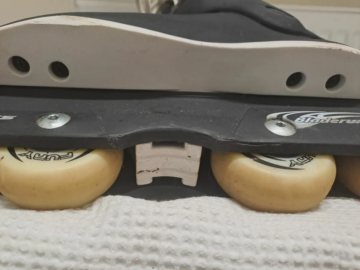 Bladerunner skates size 6 - Image 4