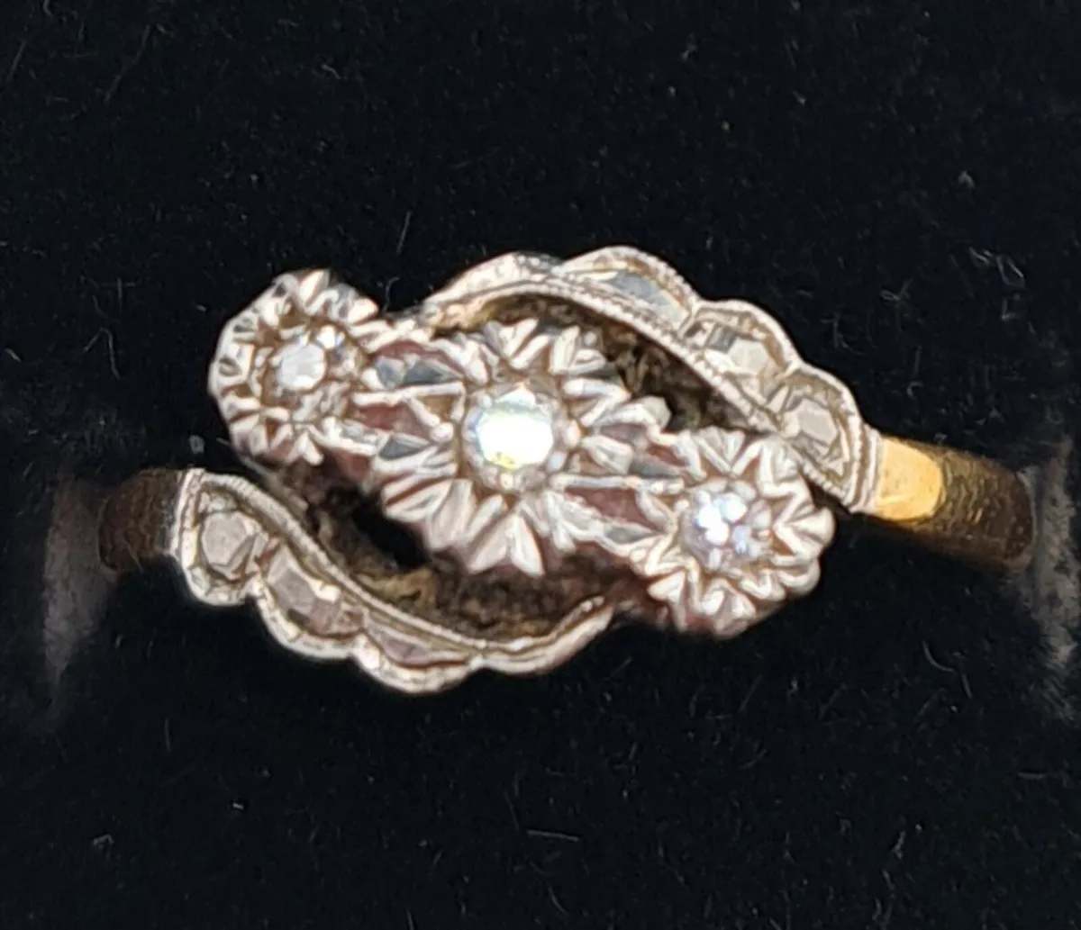 18 ct gold diamond and platinum ring - Image 1