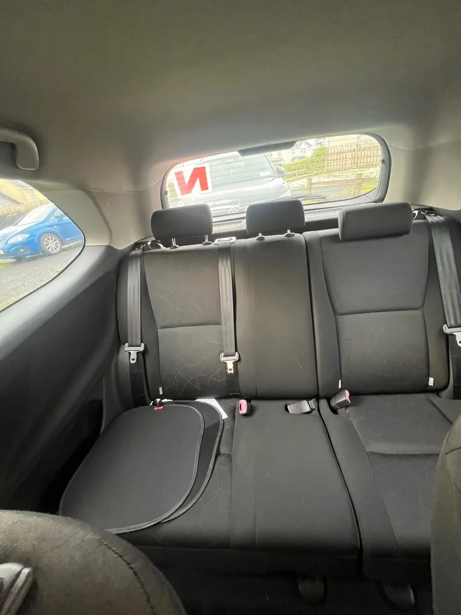 Toyota Auris 2007 - Image 2