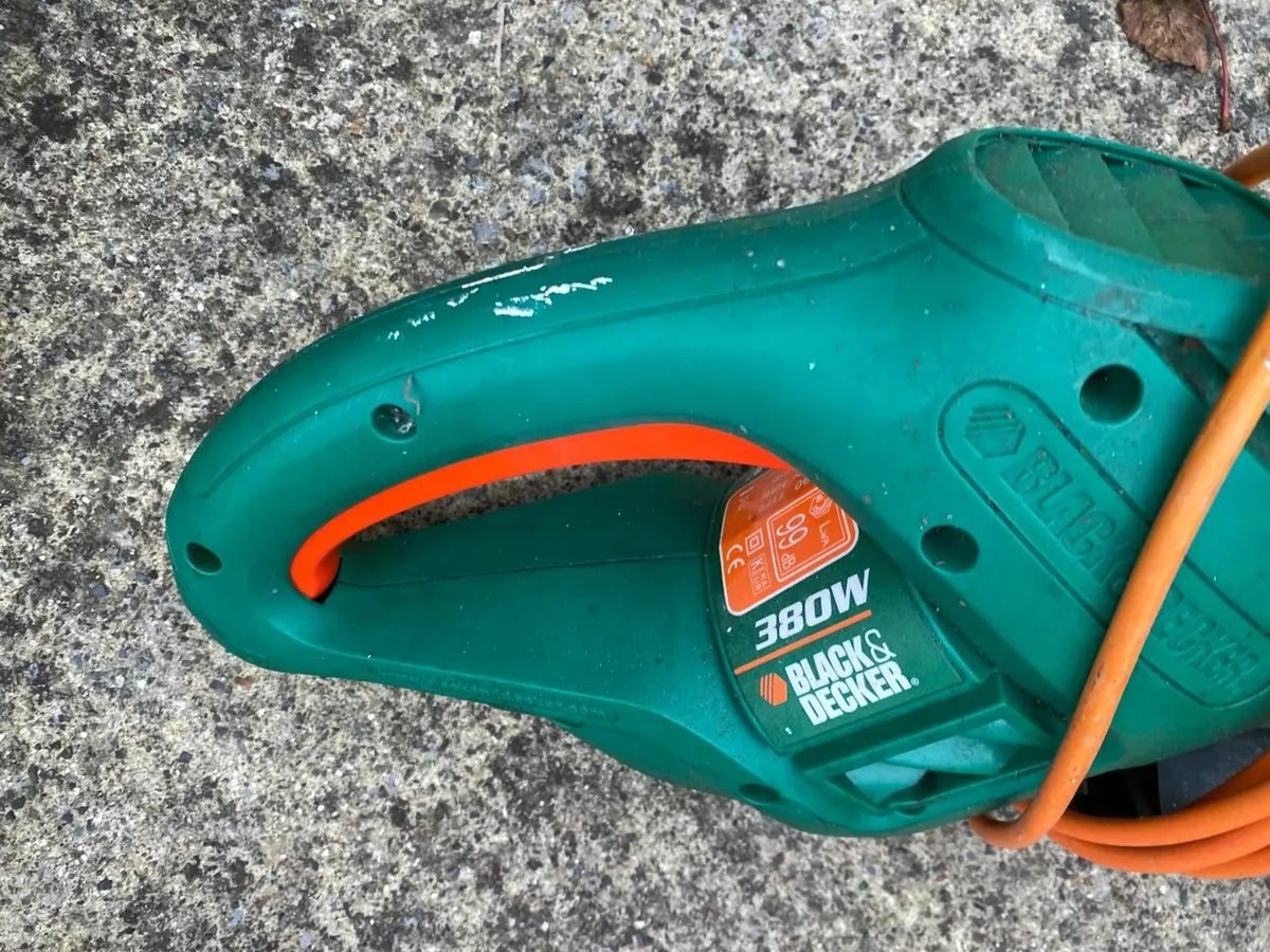 Black & Decker GT90 Hedge Trimmer 42cm, 380W - Image 1