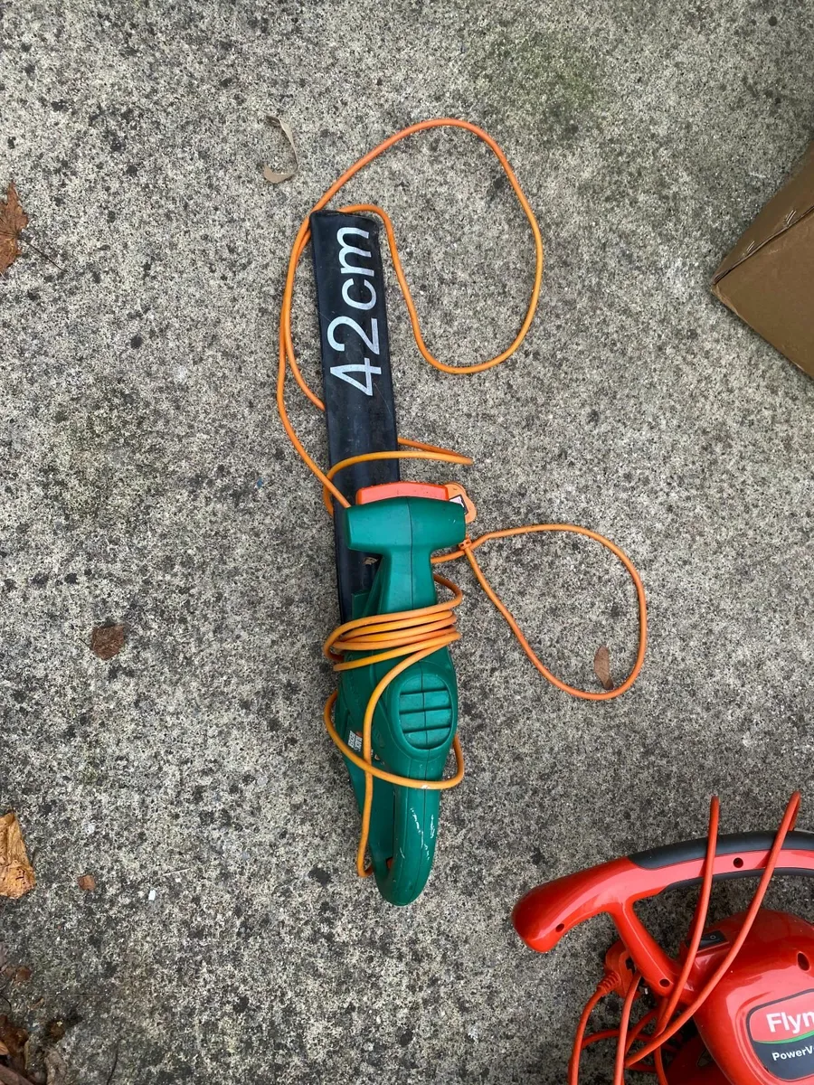 Black & Decker GT90 Hedge Trimmer 42cm, 380W - Image 2