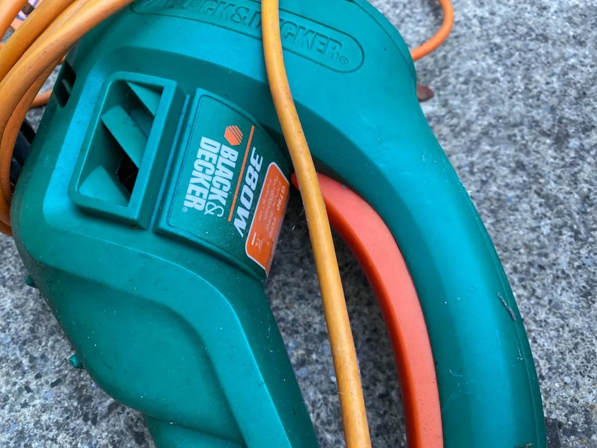 Black & Decker GT90 Hedge Trimmer 42cm, 380W - Image 3