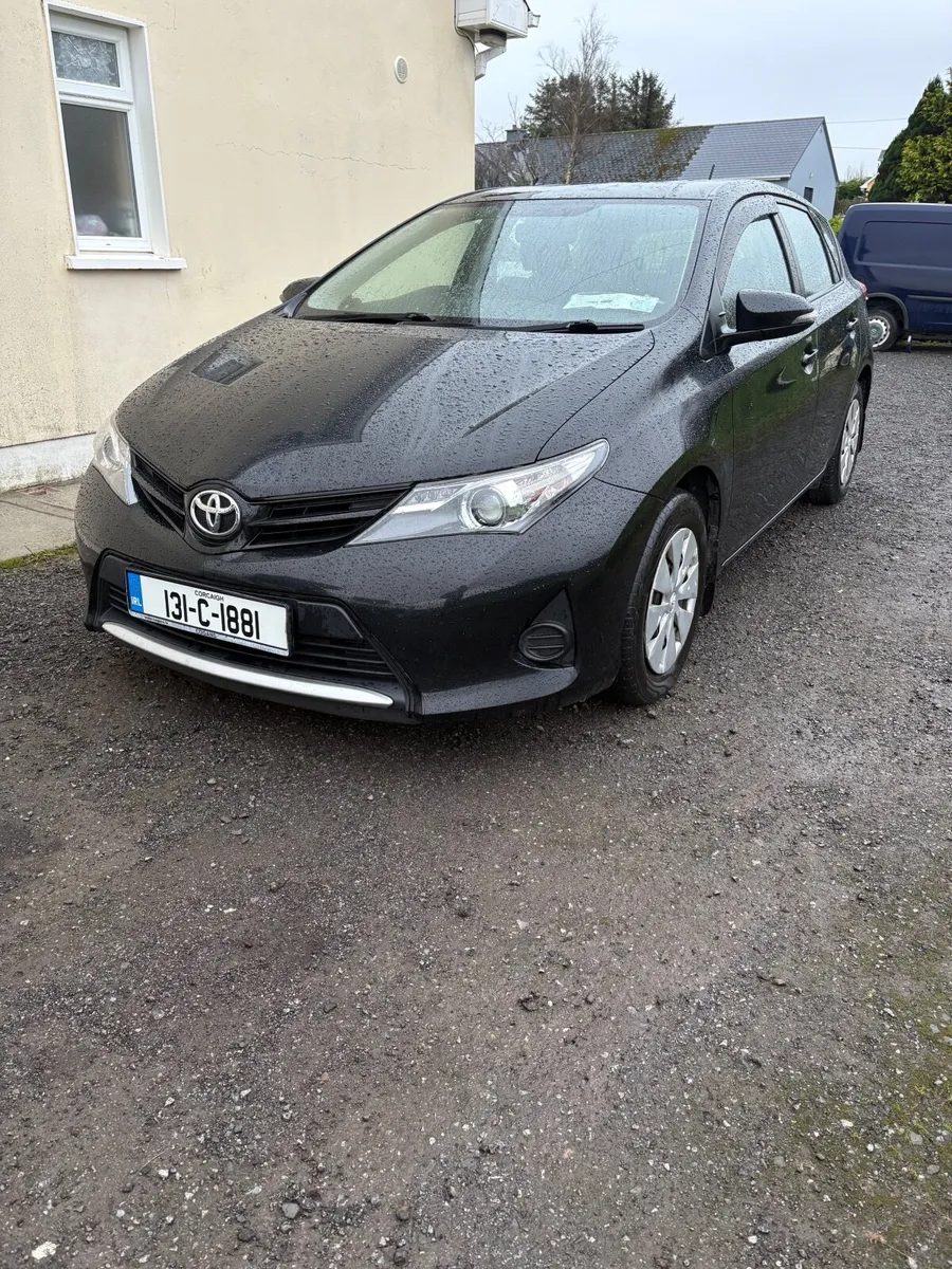 Toyota Auris 2013 - Image 2
