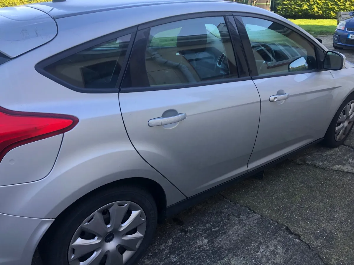 Ford Focus 2011 - Image 2