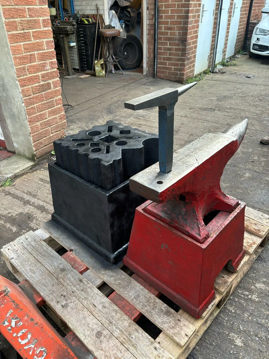 2.5 cwt Peter wright / 16” swage factory stand - Image 1