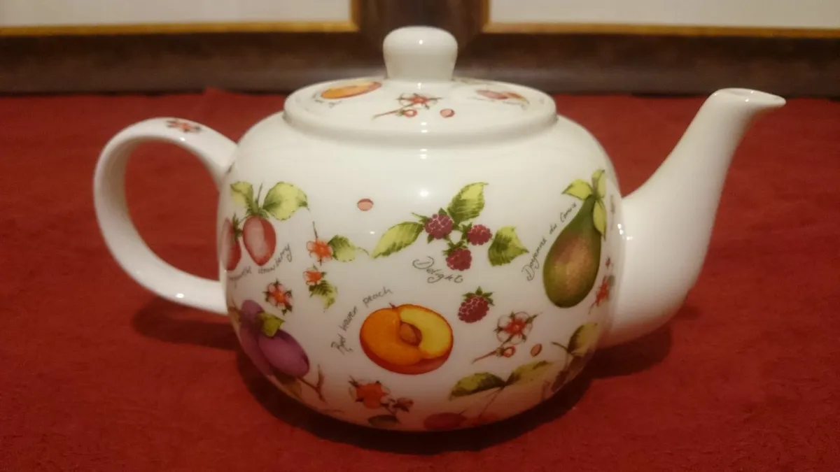 Leonardo Collection England Fine China Teapot - Image 1