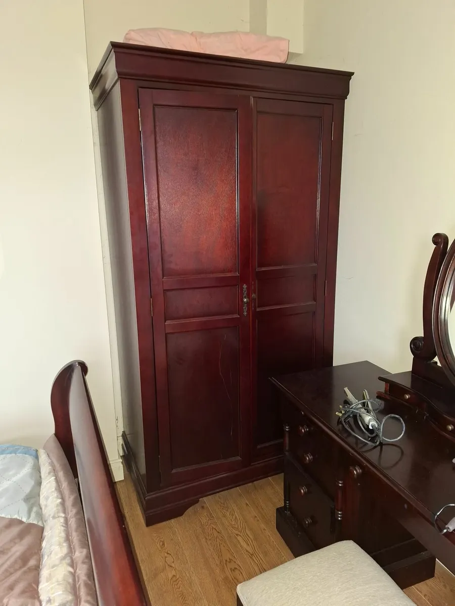 Bedroom furniture - Image 4