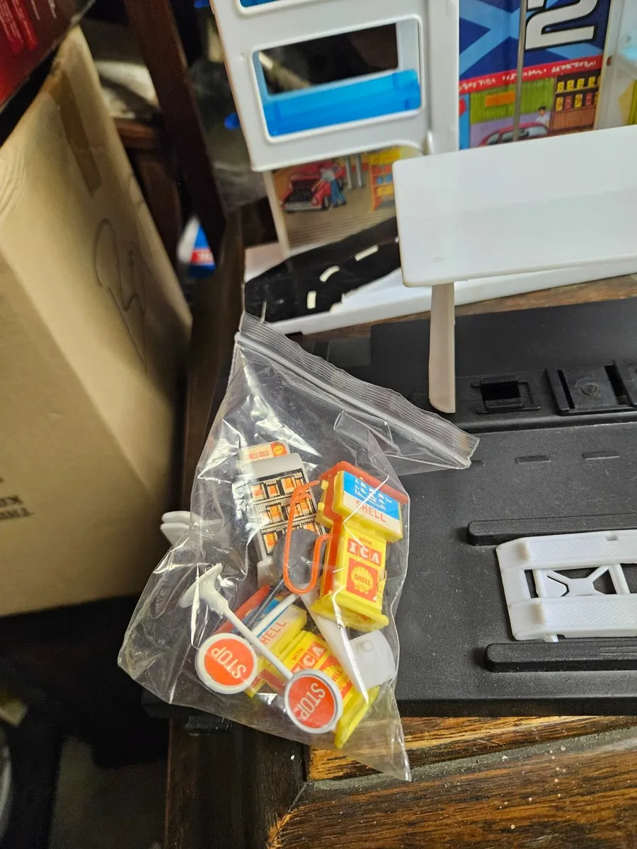 Vintage Toy Garage - Image 2