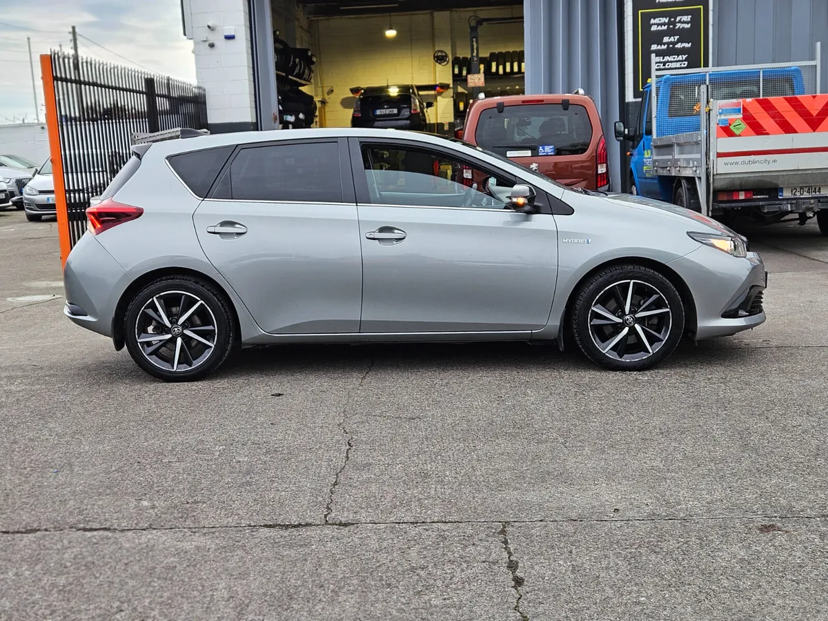 Toyota Auris 1.8 Hybrid LUNA - Image 4