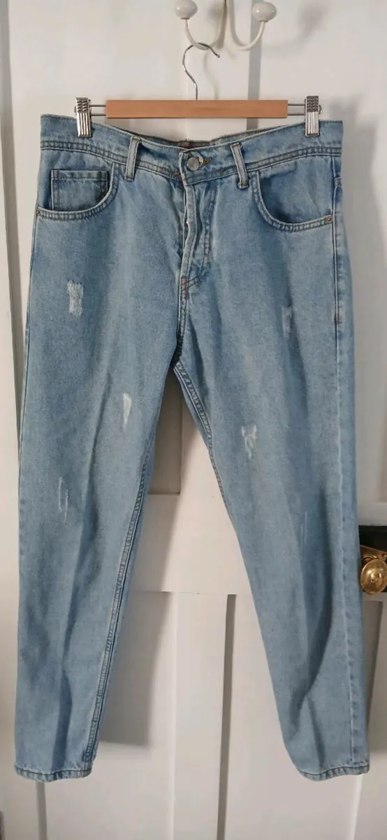 Levis Distressed Jeans - Image 1