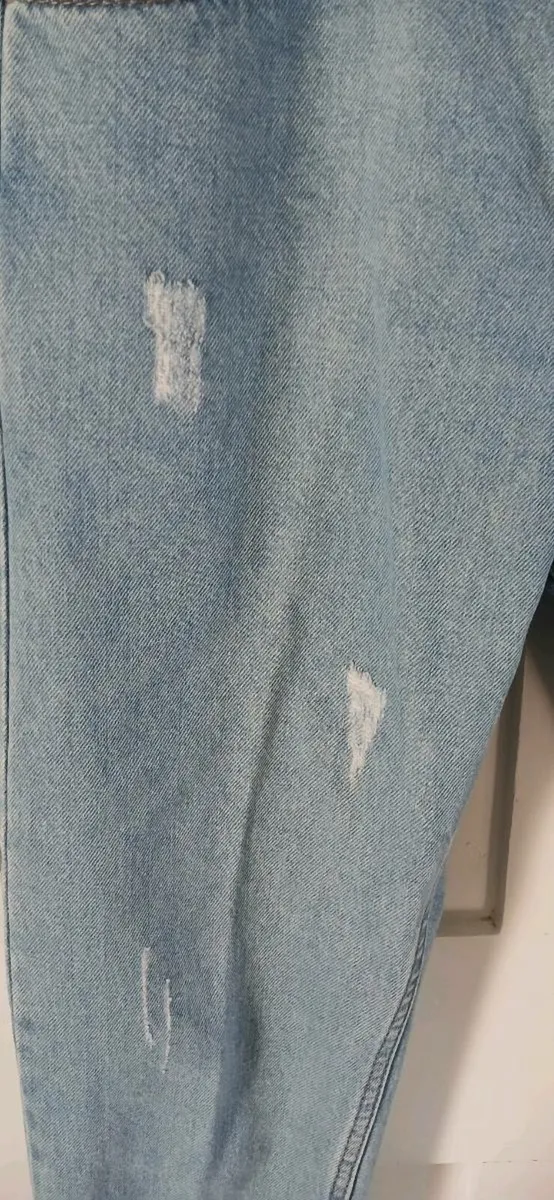 Levis Distressed Jeans - Image 2