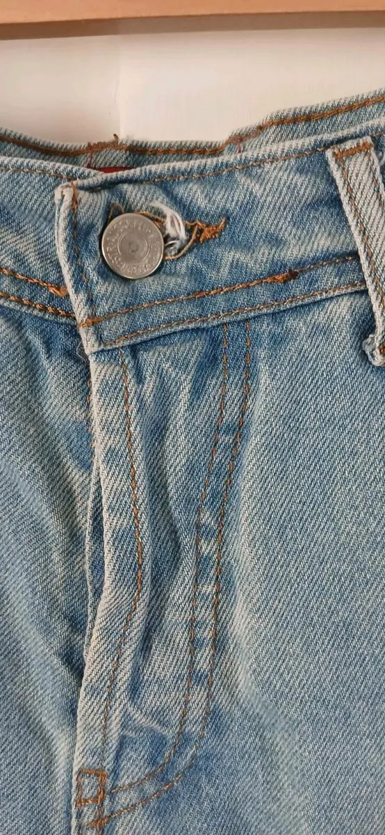 Levis Distressed Jeans - Image 3