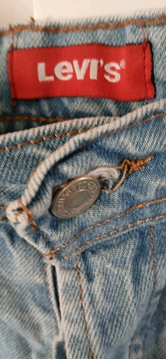 Levis Distressed Jeans - Image 4