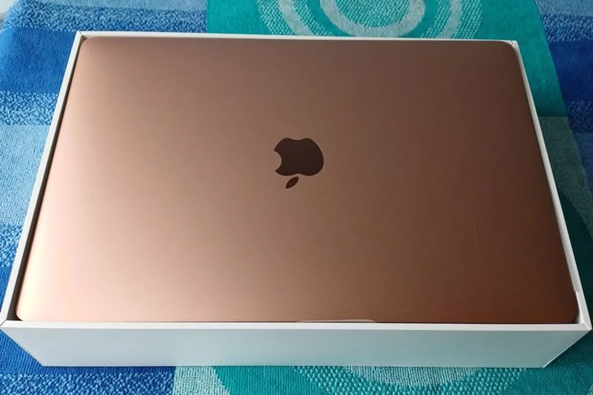 Apple Macbook Air - Image 2