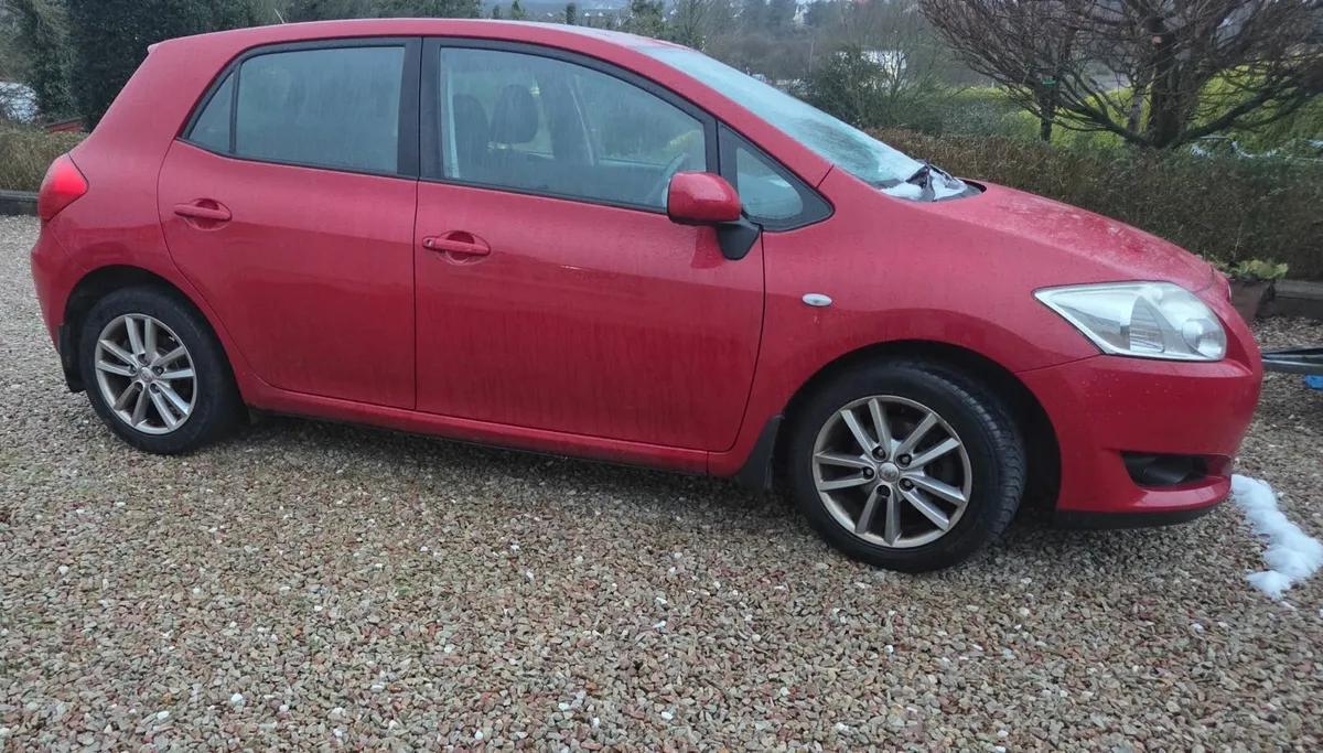 Toyota Auris 2009 - Image 2