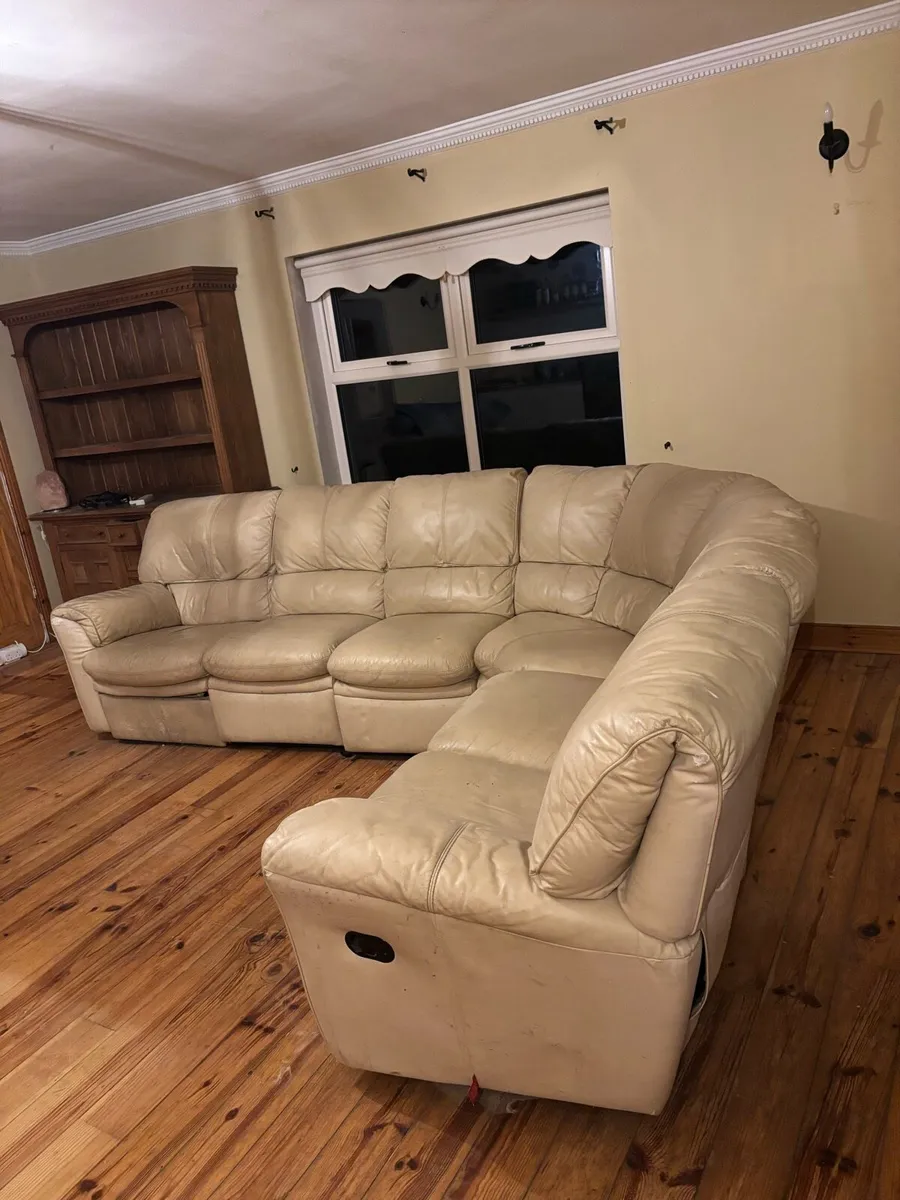 Corner couch - Image 1