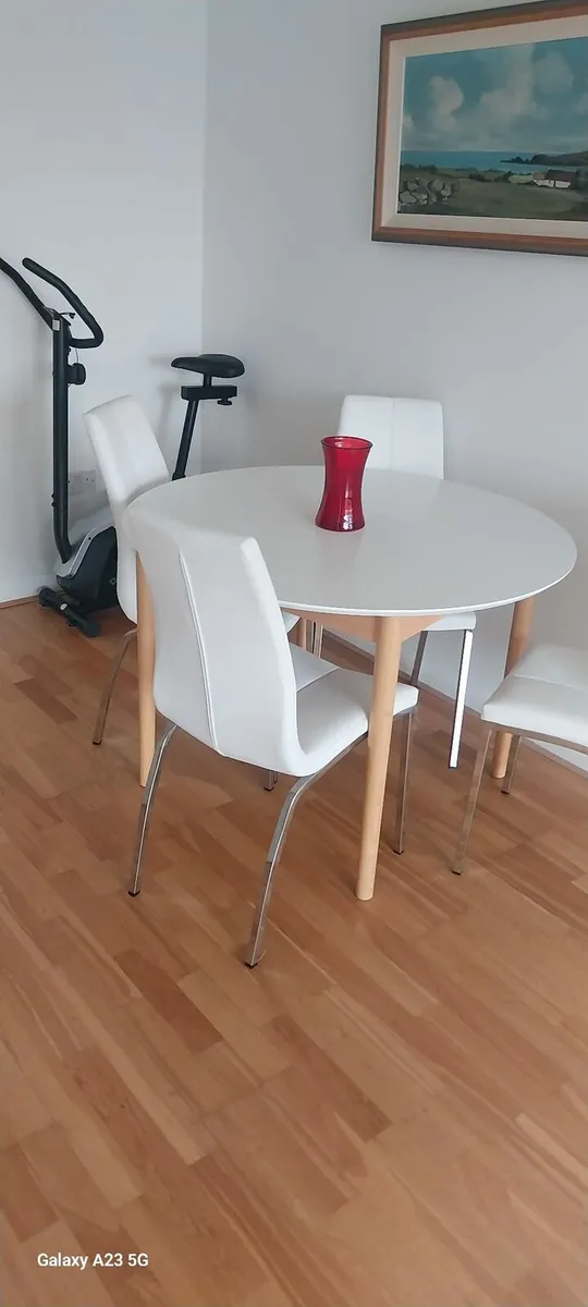 Kitchen table and chairs - Image 1